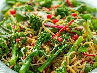 Рецепта Оризови спагети с броколи и кедрови ядки